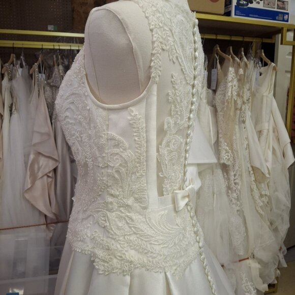 St. Patrick "Alysa" Wedding Gown (Unaltered) - Picture 5 of 13